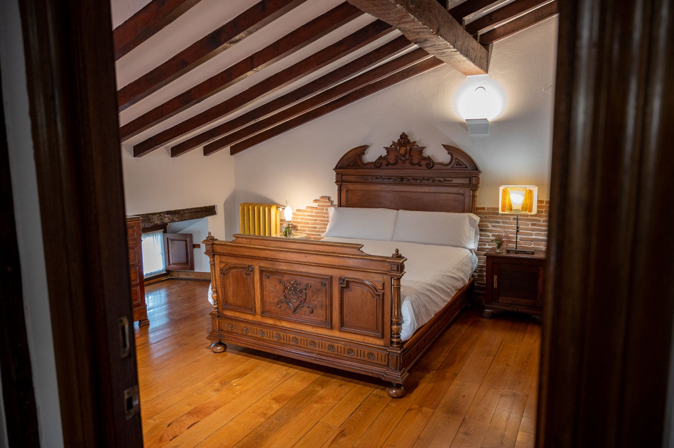 Cama de matrimonio de la suite de la casona.