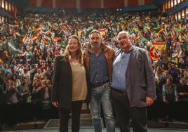 Leticia Díaz, Santiago Abascal y Emilio del Valle, antes de empezar el acto en el Palacio de Festivales.