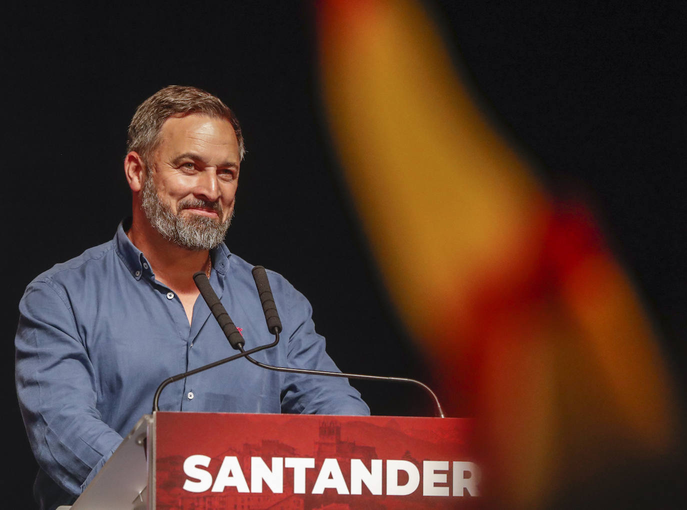 Santiago Abascal sonríe ante los comentarios del patio de butacas, muy habituales durante su intervención.