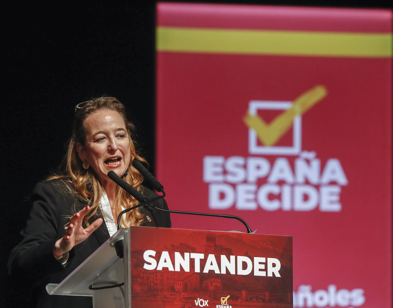 La candidata de Vox Cantabria, Leticia Díaz, durante su intervención.