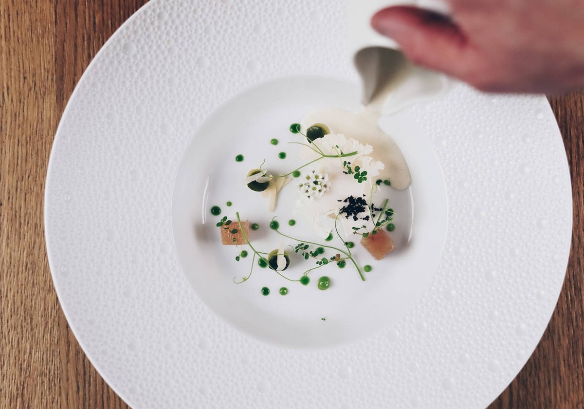 La receta del chef: ajo blanco de tomate, apio y copos de coliflor