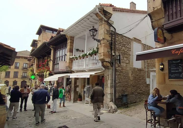 Típica calle de Comillas donde se concentra buena parte del comercio local.