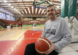 David Mangas posa en el pabellón Vicente Trueba.