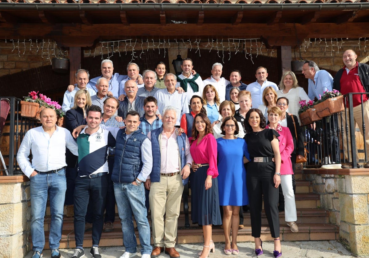 Florentino García, en el centro de la parte inferior, junto a familiares y amigos asistentes a su homenaje por jubilación.