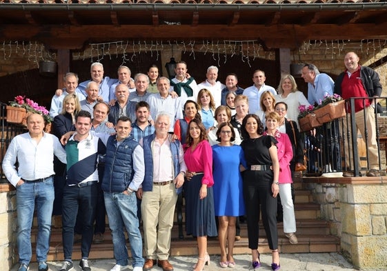 Florentino García, en el centro de la parte inferior, junto a familiares y amigos asistentes a su homenaje por jubilación.