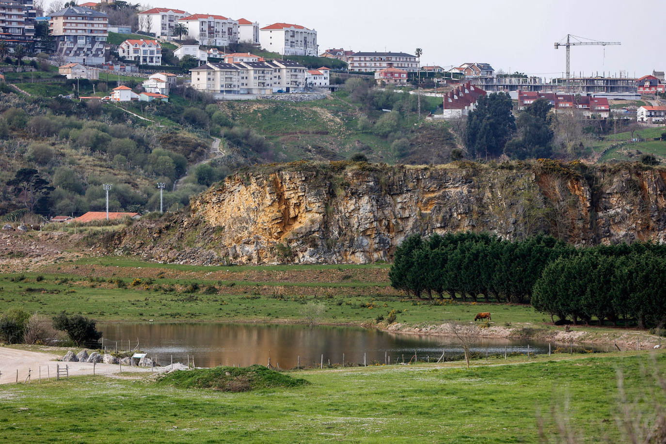 Vista de Suances desde los humedales de Cuchía.