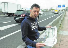 Mariano Cabral, este jueves, mientras revisa las imágenes del siniestro, a pocos metros de donde sucedió.