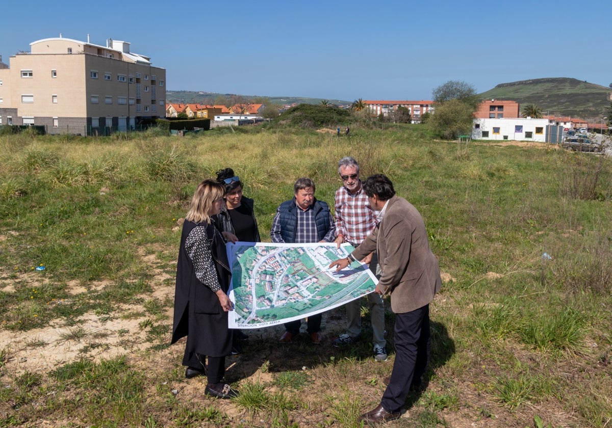 Alcaldesa y concejales atienden a las explicaciones sobre el proyecto del promotor en la finca que acogerá las residencias.