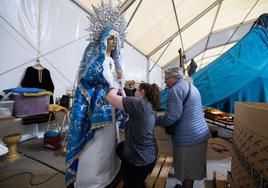 Varios cofradres preparan los pasos que saldrán en procesión este fin de semana, en la carpa de la plaza Porticada.