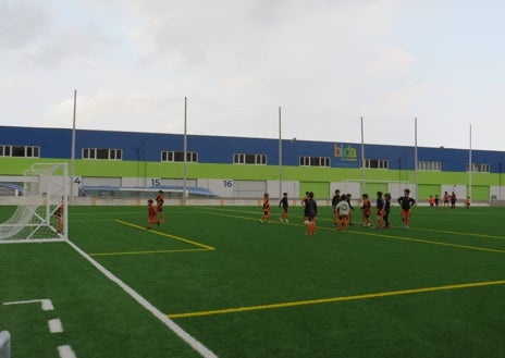 Imagen secundaria 1 - Los clubes de Castro estrenan el renovado campo de fútbol de Vallegón