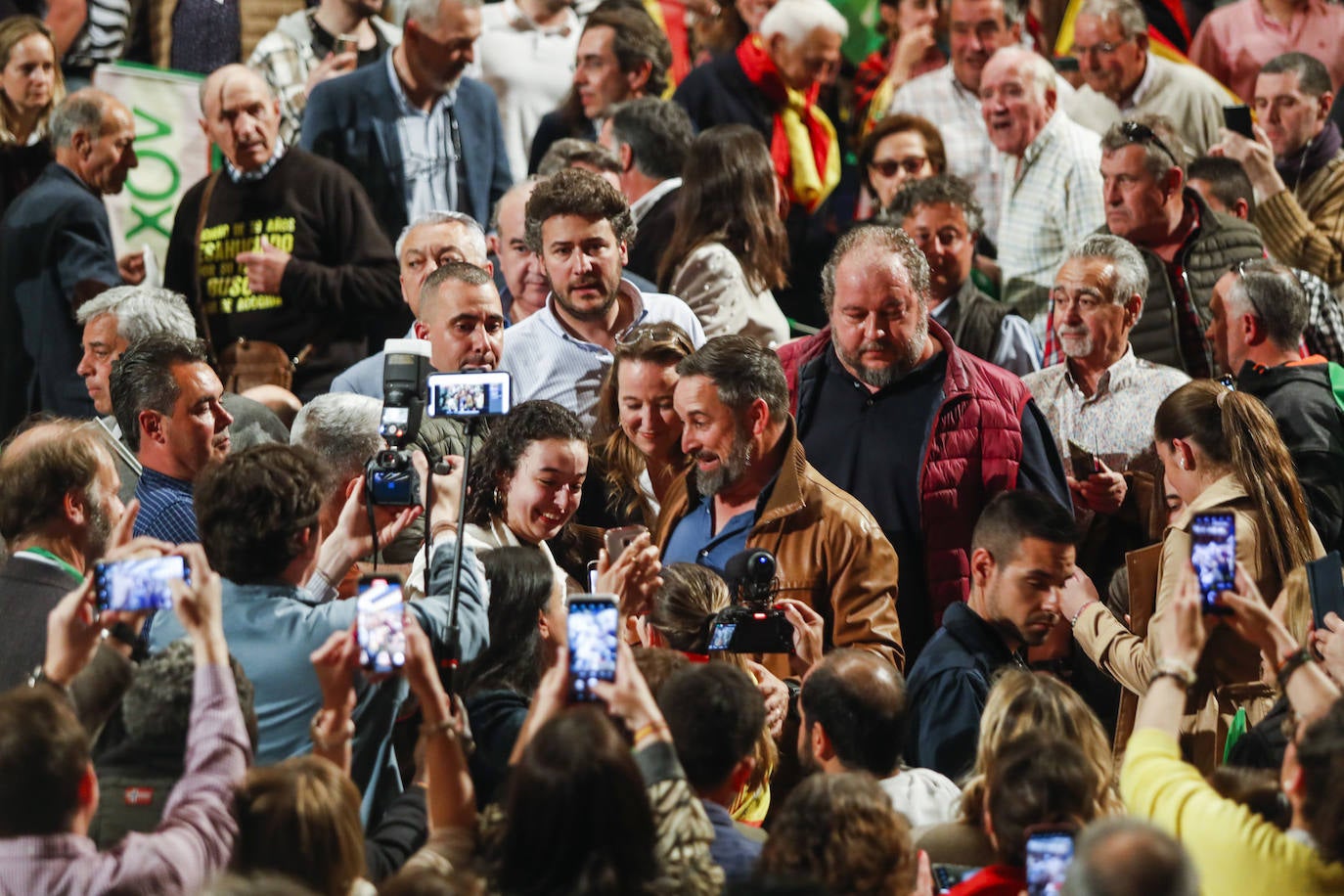 Santiago Abascal avanza entre apretones de manos, abrazos, selfies y gritos de ánimo entre sus acólitos.