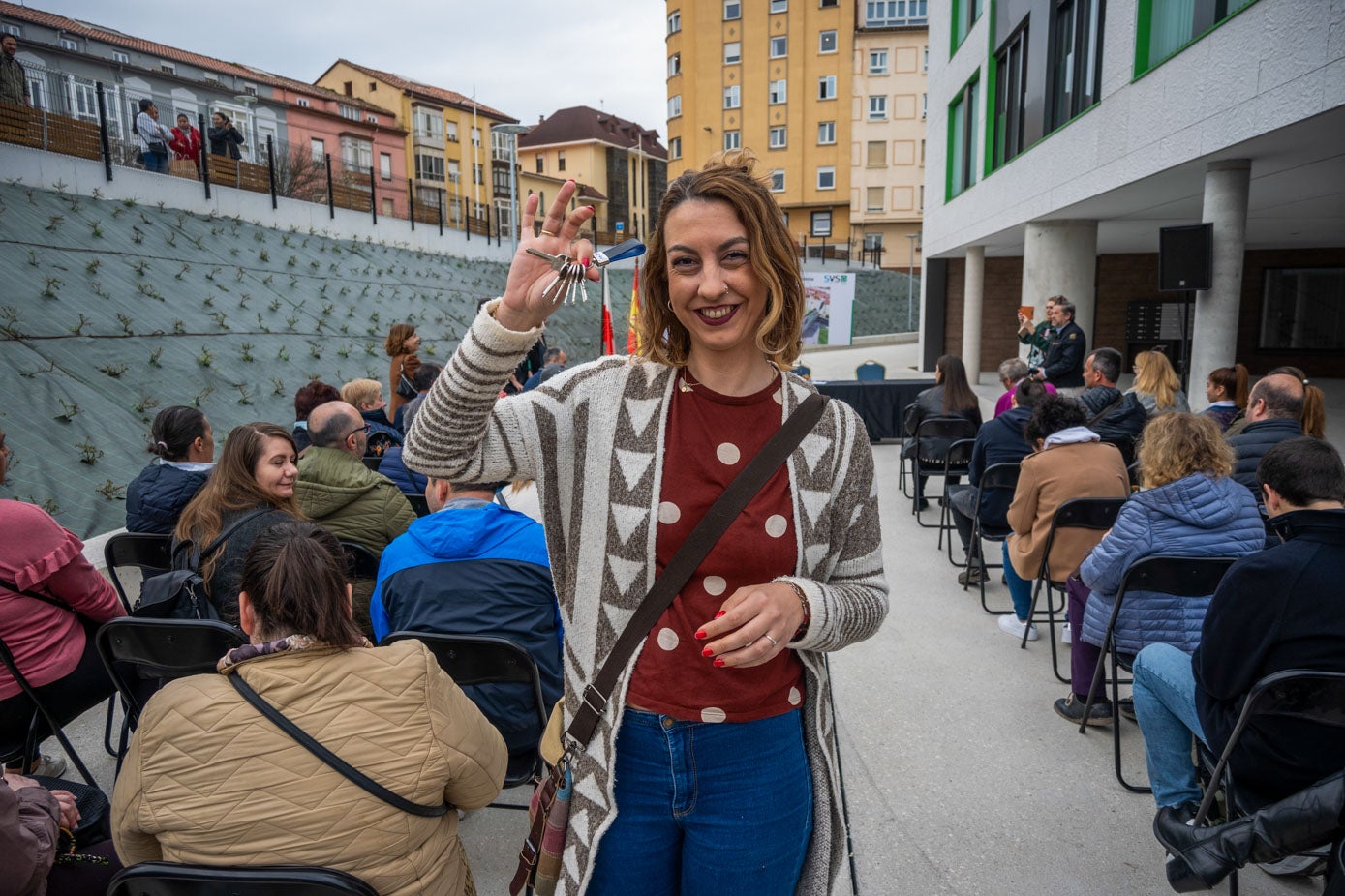 Una de las beneficiarias, esta mañana, muestra las llaves recién entregadas de la que será su casa