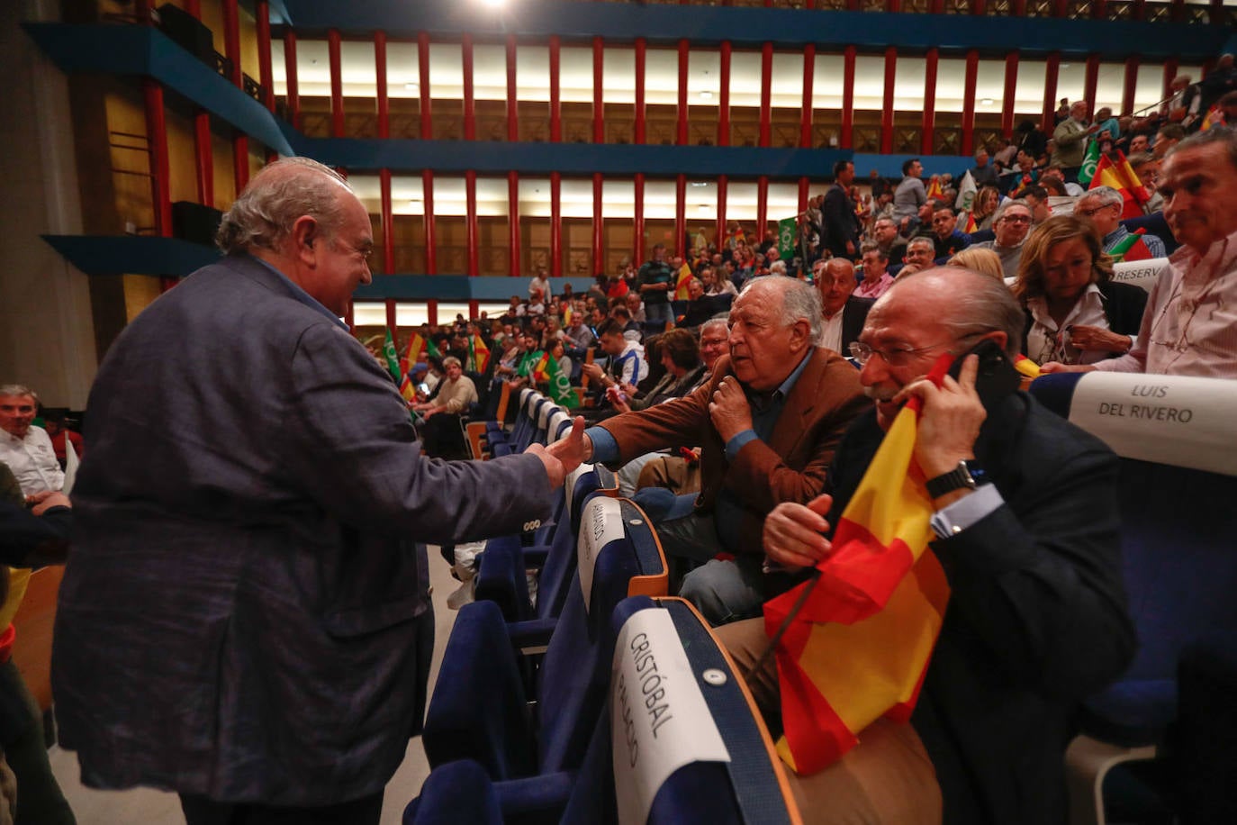 Emilio del Valle saluda al empresario Santiago Díaz.