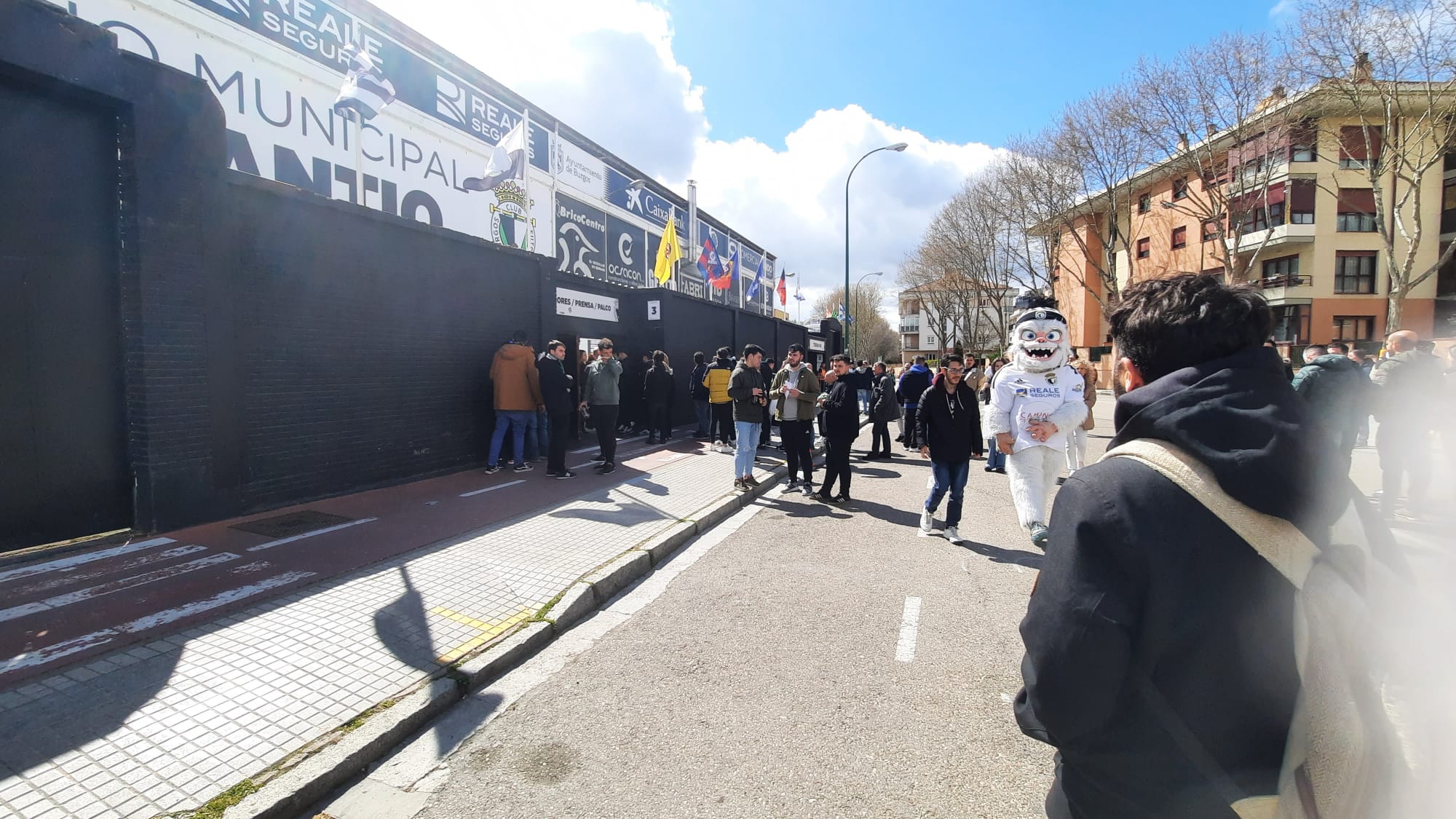 La fluencia de aficionados ha geneado algunas colas en los accesos al estadio.