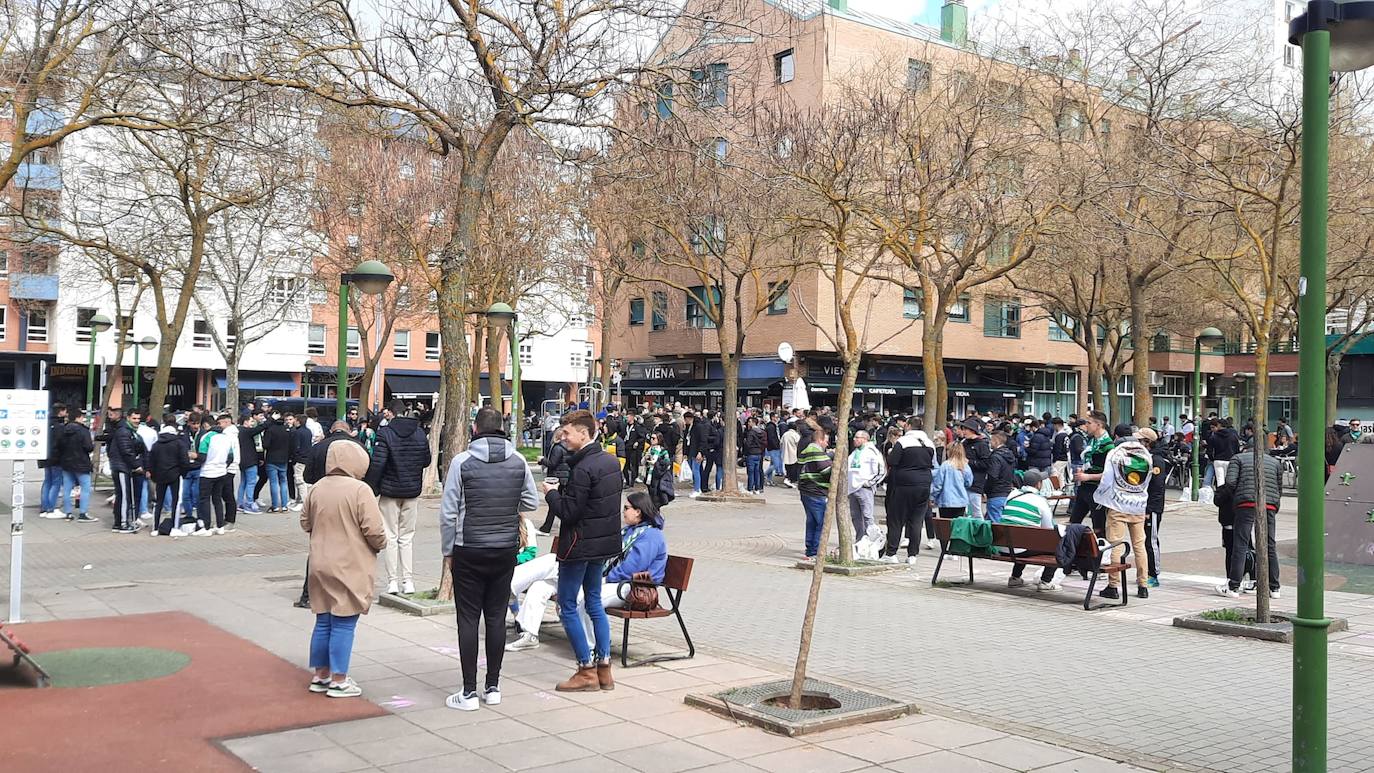 La plaza está a apenas cinco minutos a pie de El Plantío, de modo que el corteo en el que se desplazará buena parte de la afición al estadio será inusualmente breve.