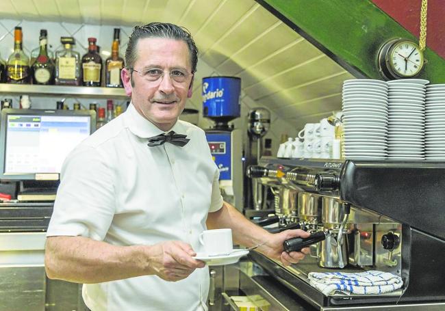 Fructuoso Fernández, Fortu (más de 30 años de profesión), con un café en la barra de La Bombi.