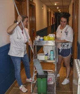 Imagen secundaria 2 - En las dos jornadas de clases se ha enseñado a los alumnos a ejecutar de la manera más expeditiva la limpieza de establecimientos hoteleros.