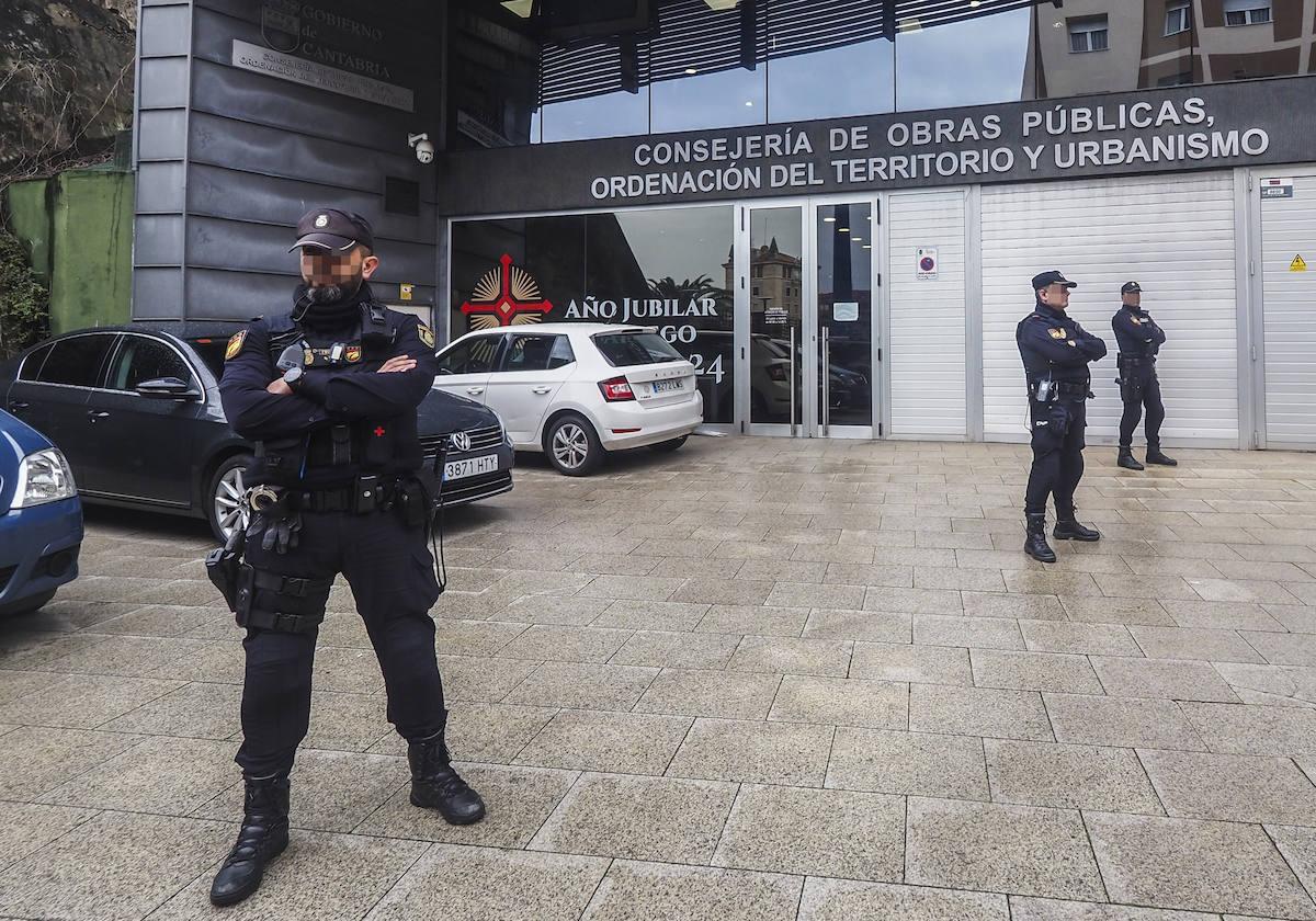 Agentes de la Policía Nacional, durante el registro a la Consejería de Obras Públicas el pasado 22 de febrero.