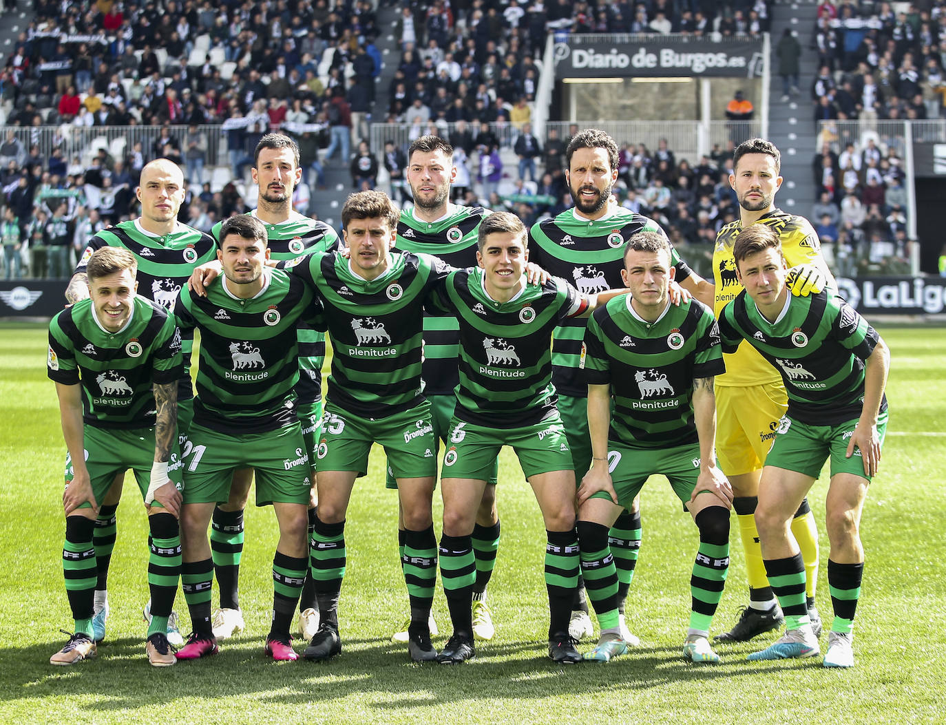 El equipo titular de los verdiblancos posa para los fotógrafos.