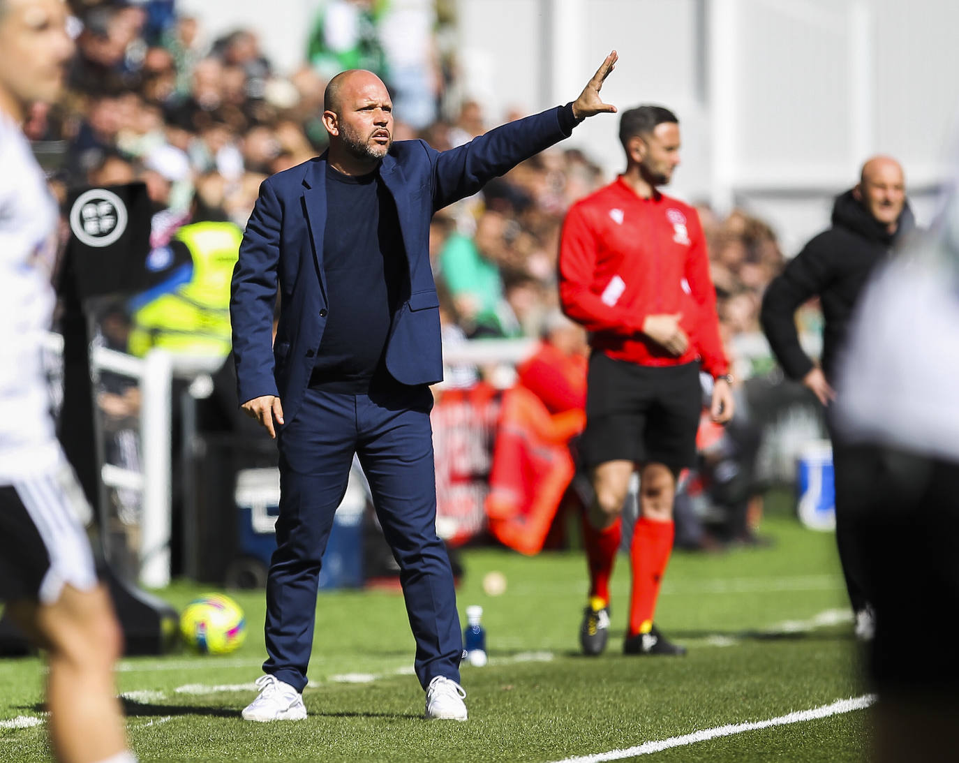 José Alberto da instrucciones a sus jugadores en el encuentro en El Plantío.