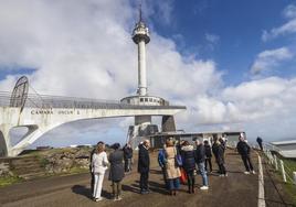 Revilla y Marcano, junto a los alcaldes de la zona durante la presentación de la reforma integral del pirulí de Peña Cabarga