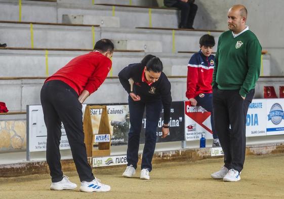 Alejandra Villar hace el sorteo del duelo entre Riotuerto y Borbolla en presencia de ambos capitanes, Rubén Túñez y Jonathan García.