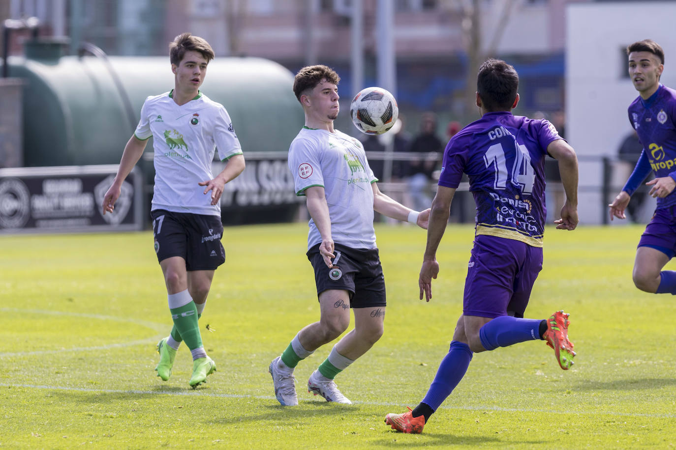 Izan controla el balón en el partido entre el Rayo y el Palencia.