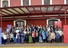 Foto de familia de los candidatos de las listas municipales conjuntas de IU y Podemos, reunidos este domingo en Torrelavega