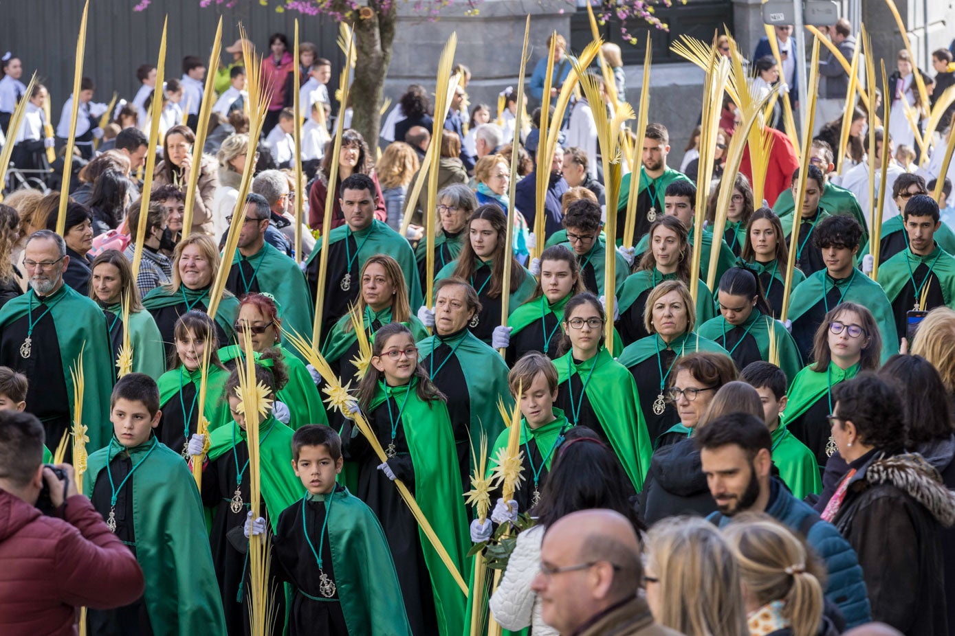 Tras el discurso del obispo, dio comienzo la procesión de entrada a la Catedral, en donde tuvo lugar la habitual misa en la que participaron los diferentes nazarenos y la Junta de Cofradías.