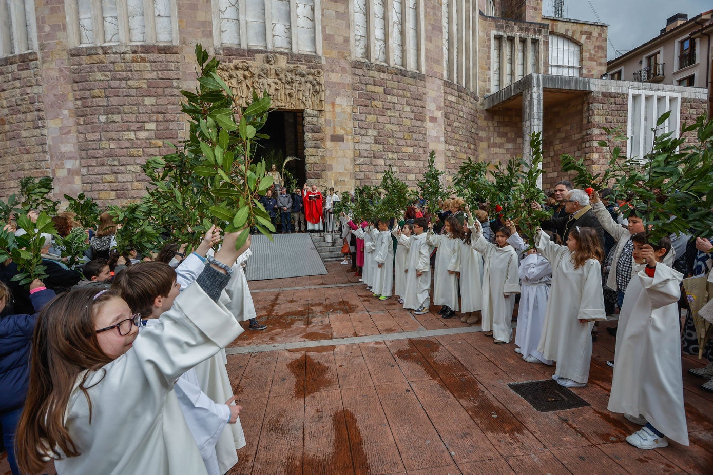 Los más pequeños cumplieron con la tradición y honraron a la figura de Cristo con sus palmas.