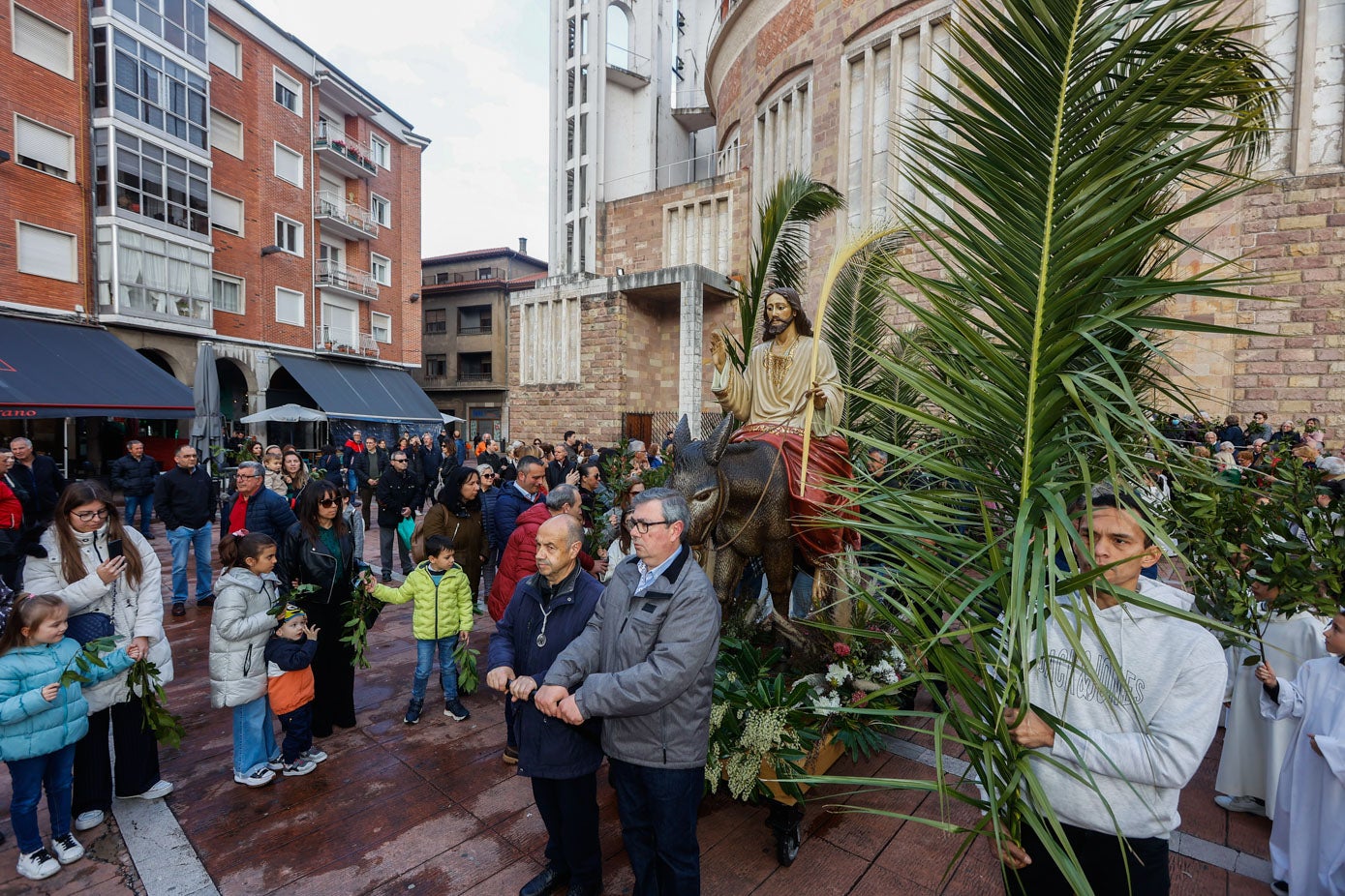 La cambiante meteorología no ha impedido que muchas personas acudiesen a seguir la procesión.