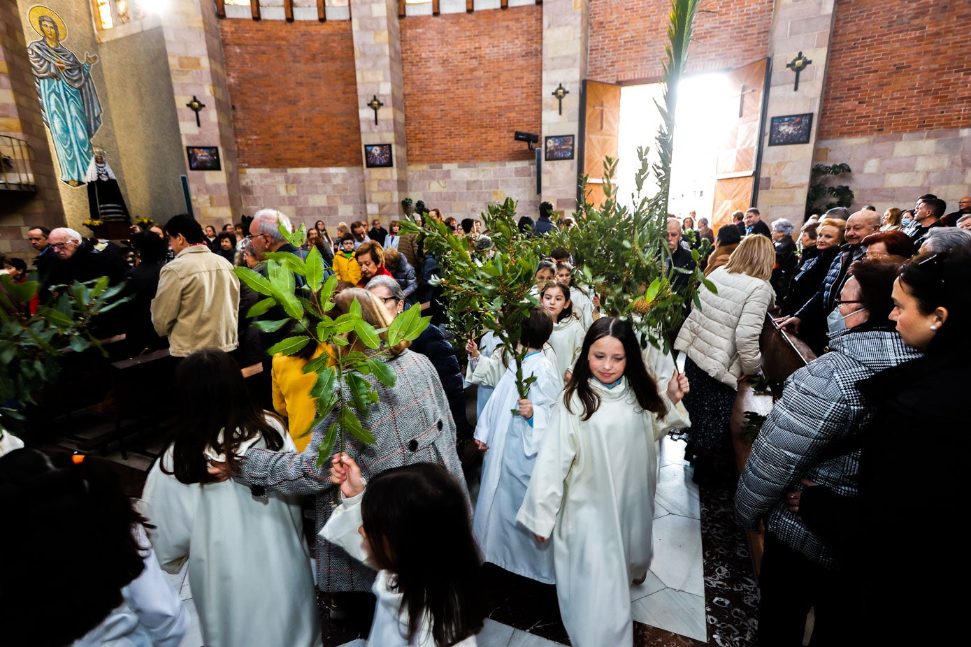 La iglesia de la Asunción se ha llenado de fieles para conmemorar el Domingo de Ramos.