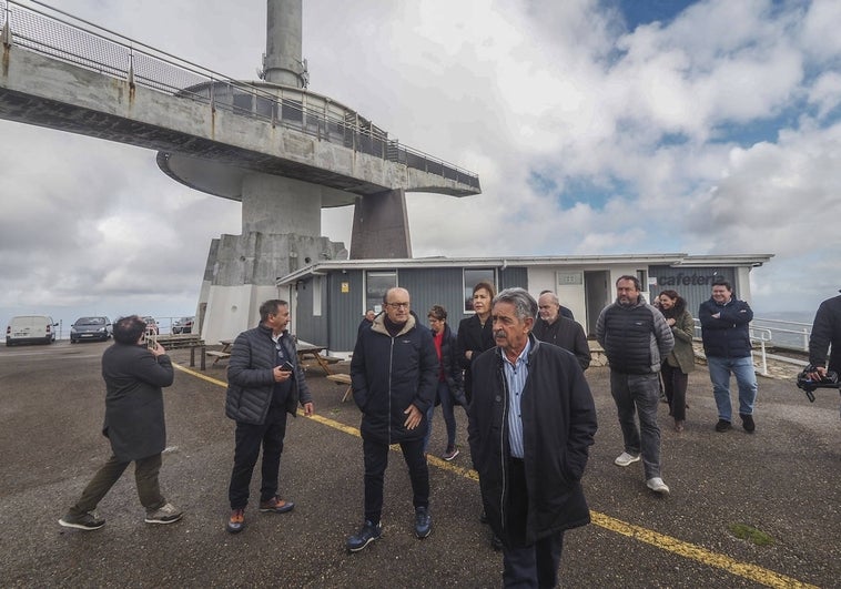 Revilla y Marcano, junto a los alcaldes de la zona durante la presentación de la reforma integral del pirulí de Peña Cabarga