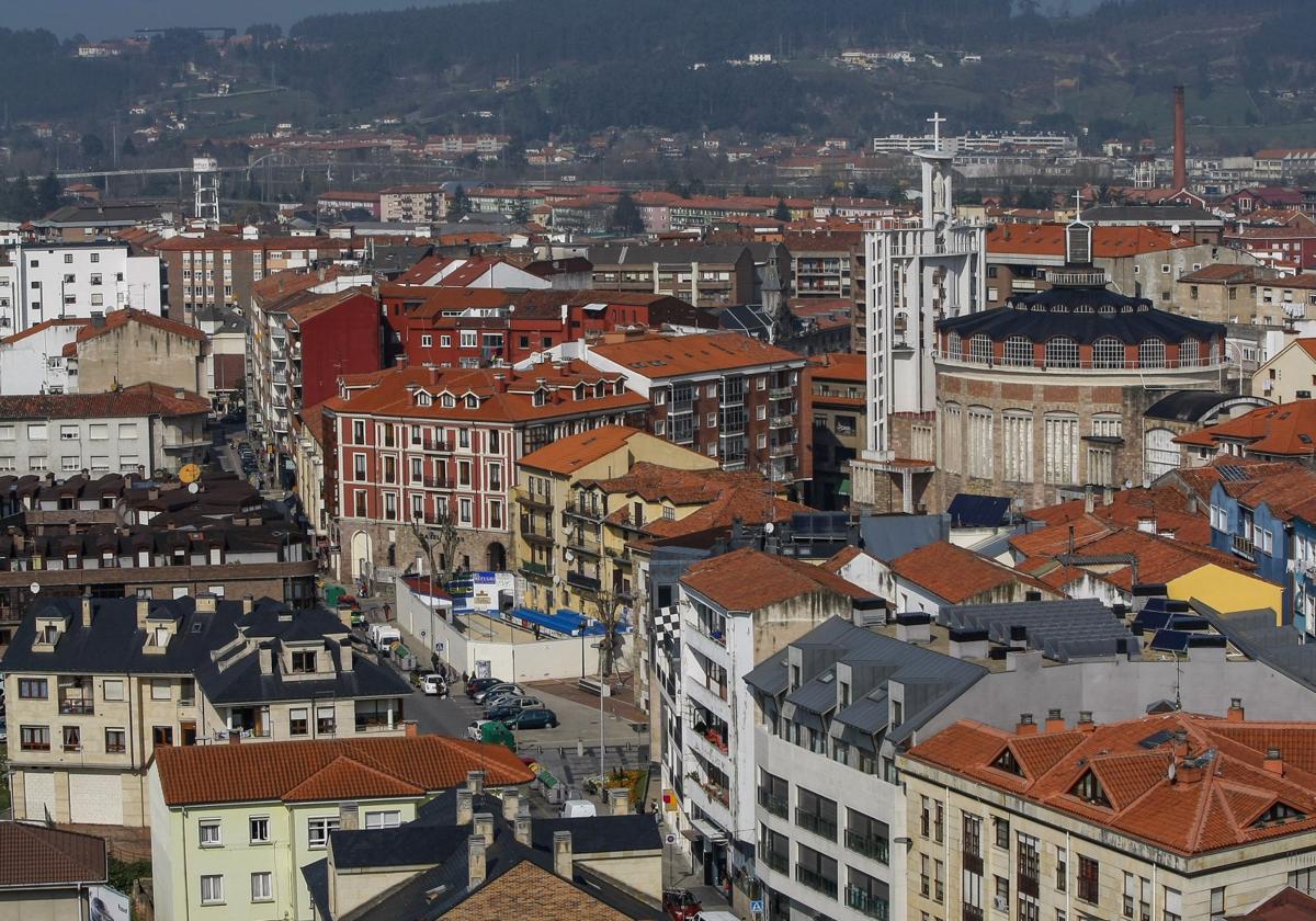 Vista panorámica del casco urbano de Torrelavega desde el edificio de la Fundación Asilo.