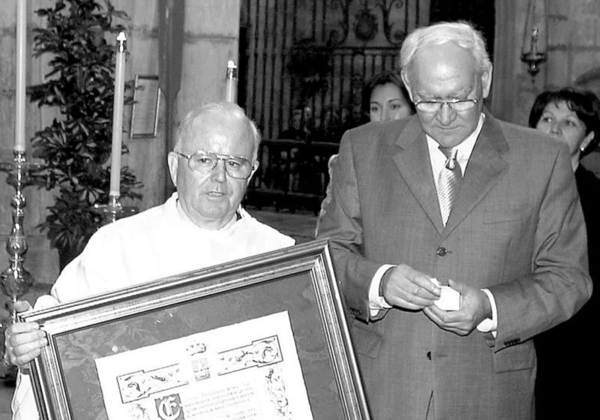 Don Julián, junto al exalcalde Fernando Portero, en 2002, al recibir el titulo de Hijo Predilecto de Laredo.