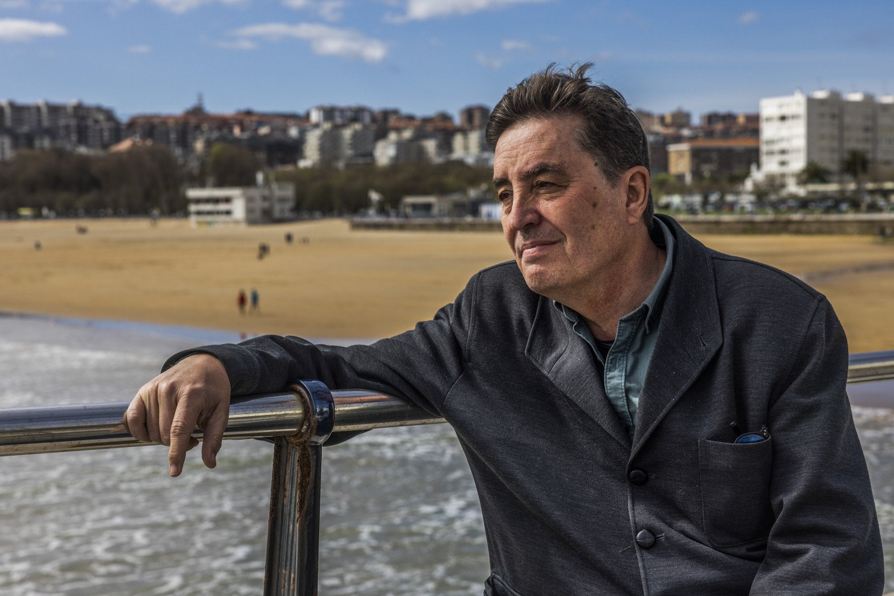 El poeta y director del Instituto Cervantes, Luis García Montero, ayer en la Segunda Playa de El Sardinero.