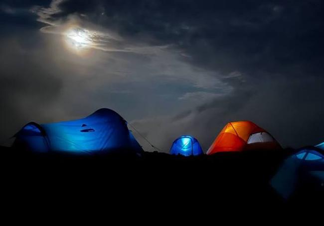 Varios días de viaje por Picos de Europa, durmiendo en tiendas de campaña o refugios y caminando por rutas apartadas de los circuitos más transitados: este es el proyecto de Picos Outdoor.