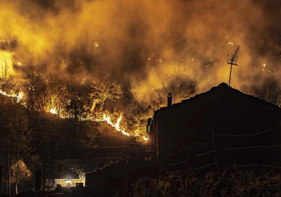 El fuego, la noche del pasado jueves, muy cerca de las cabañas en el barrio de Palacio Ruiz (Vega de Pas).