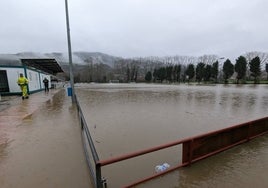 El campo de fútbol situado en Marrón se inundó por enésima vez durante la crecida del río del pasado mes de enero.