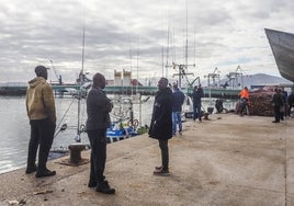 Marineros en el Puerto de Santander, esta mañana, tras el naufragio.