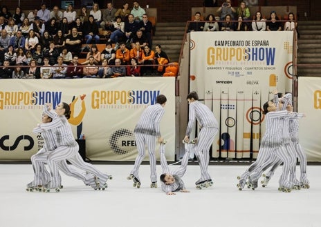 Imagen secundaria 1 - El equipo brindó un patinaje de gran nivel mientras interpretaba una coreografía rebosante de dramatismo. 