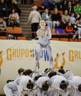 Imagen secundaria 2 - El equipo brindó un patinaje de gran nivel mientras interpretaba una coreografía rebosante de dramatismo. 