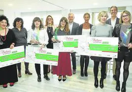 Foto de familia de la primera edición de los premios Futuro en Femenino Besaya.