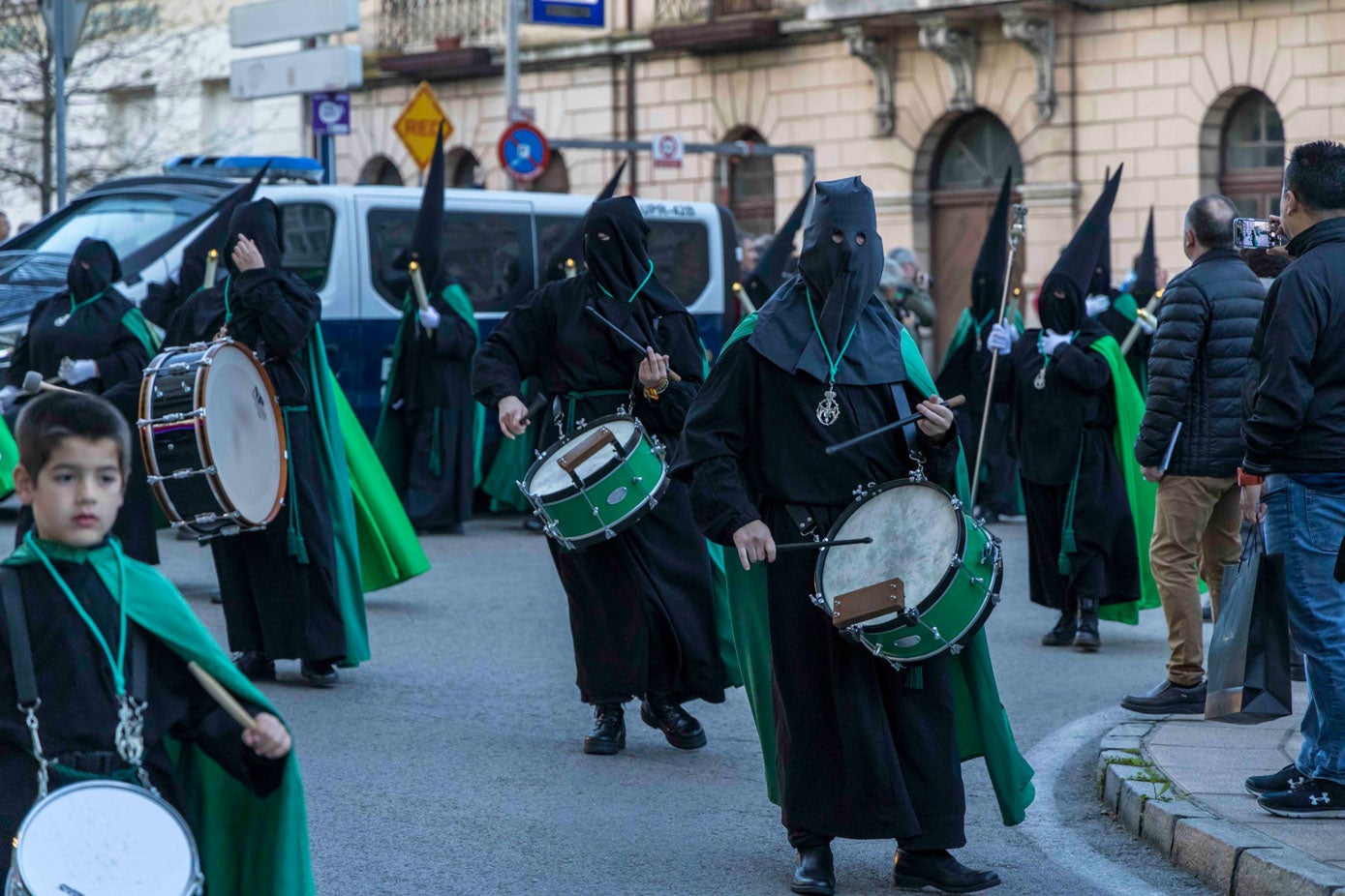 Los nazarenos, tocando el tambor en la plaza de Numancia