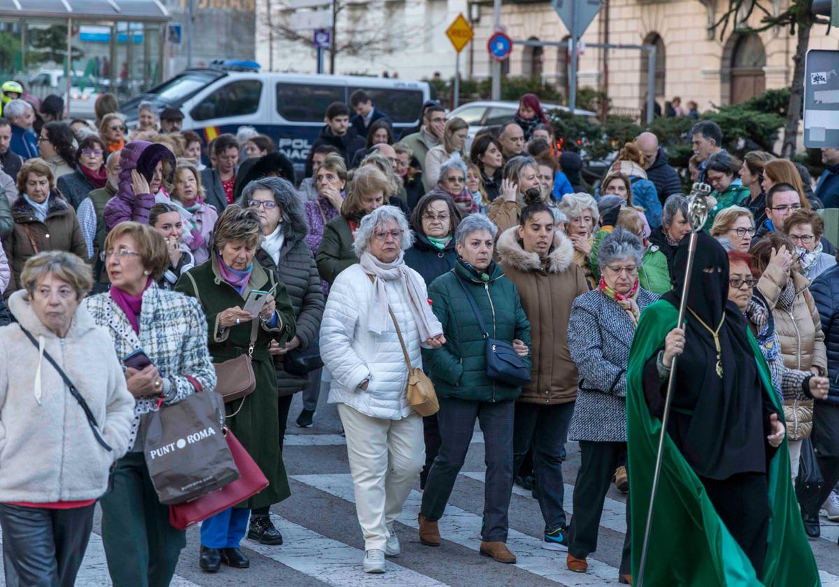 Procesión de la Virgen de la Esperanza cubre las calles de Santander de verde