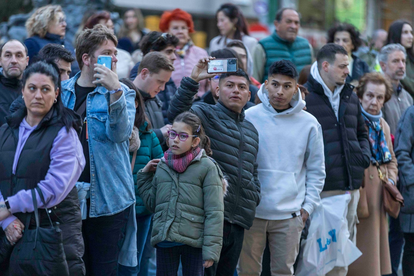 El público con sus móviles, sacando fotos a la Virgen de la Esperanza.