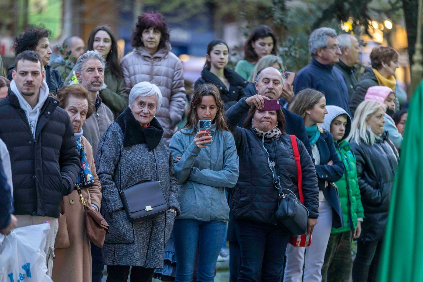 Numerosos vecinos de Santander acompañaron a la Virgen de la Esperanza.