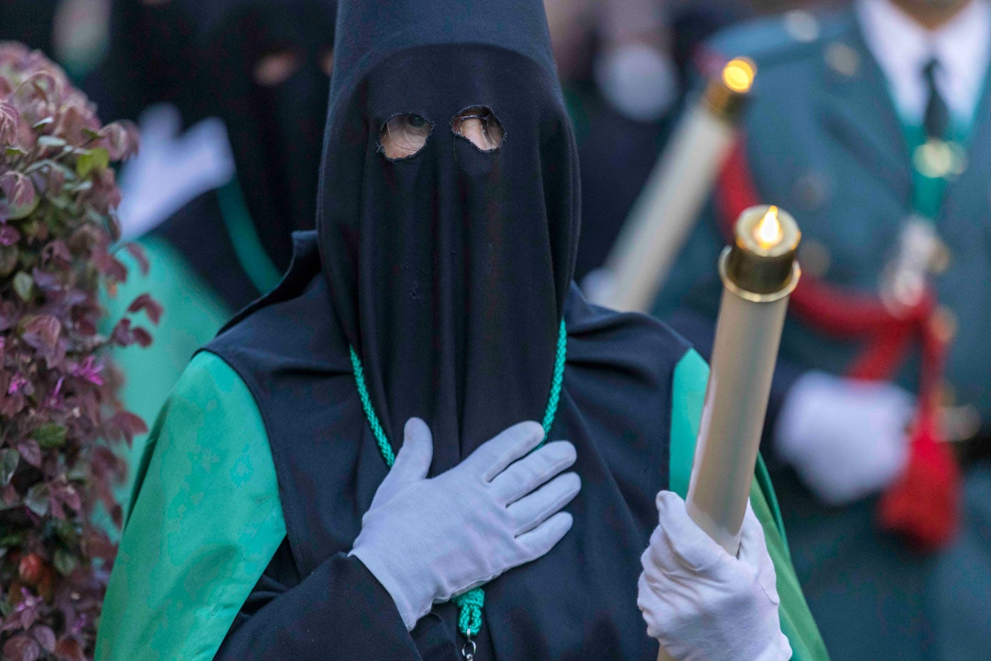 Unos de los nazarenos de la Cofradía de Nazarenos de Nuestra Señora de La Esperanza.