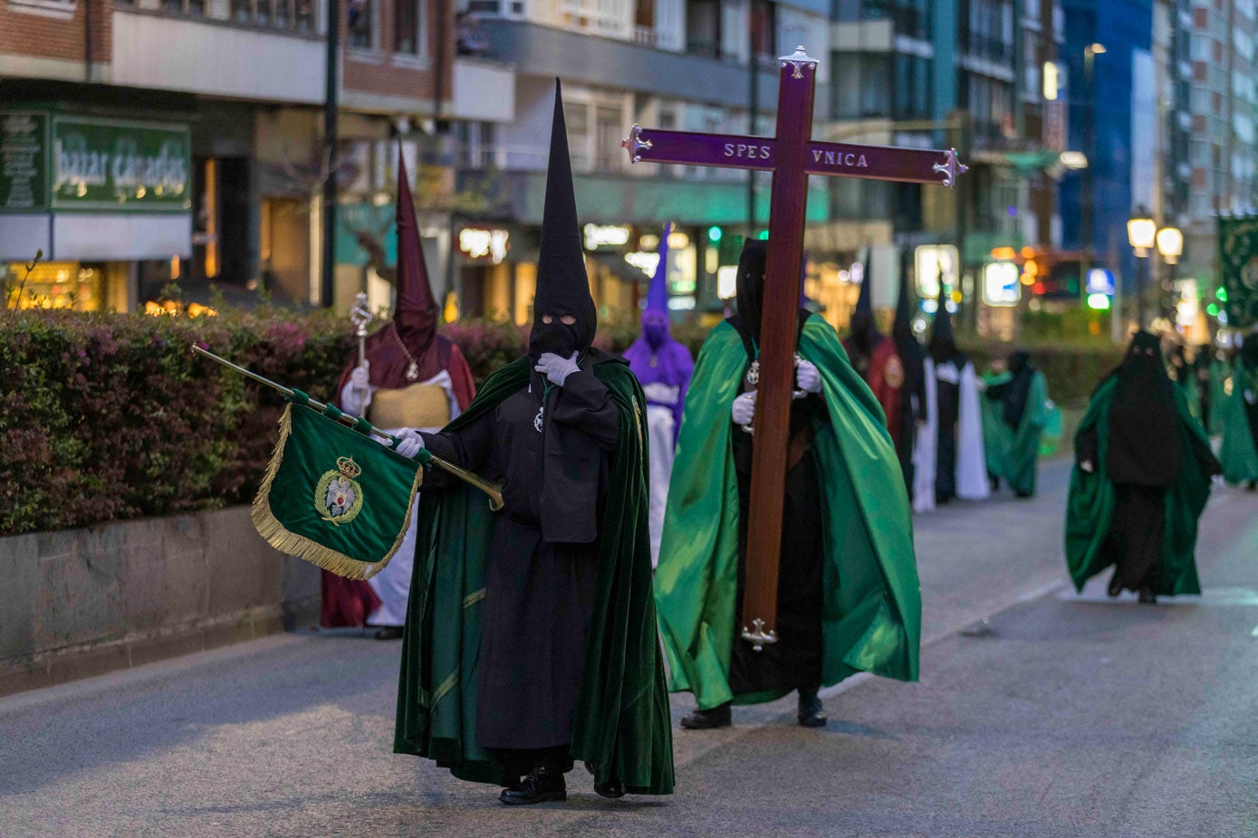 Los nazarenos, a su paso por la calle San Fernando.