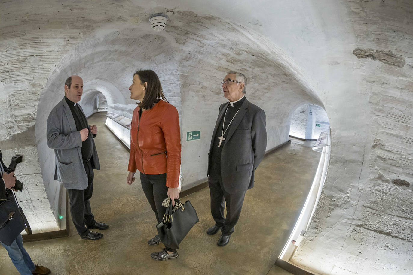 La alcaldesa de Santander, Gema Igual, junto al obispo, Manuel Sánchez Monge, durante una visita al refugio previa a la apertura.